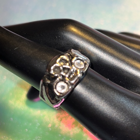 2 pairs adjustable Silver Tone SKULL rings - Picture 6 of 12